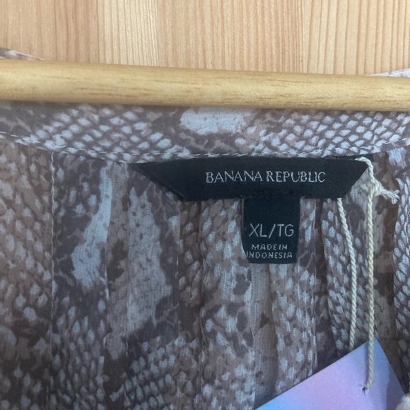 🛍️ 2/$20 🛍️ Banana Republic sheer snakeskin print blouse (XL) - Picture 2 of 7